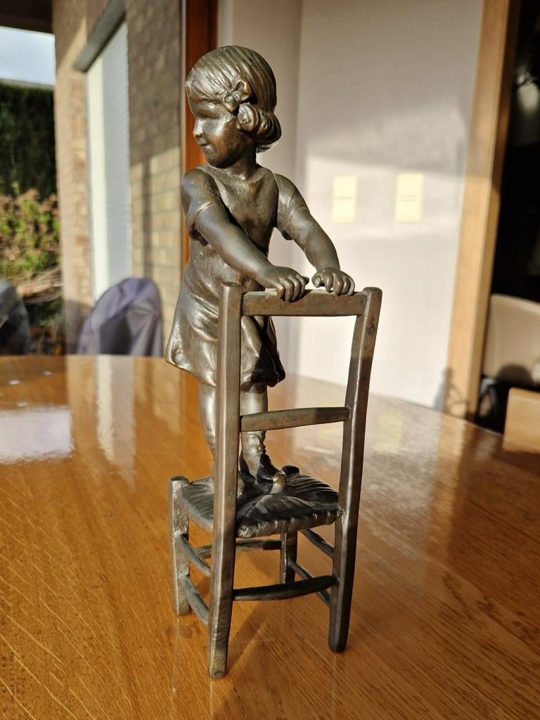 Brons, meisje op een stoel, stempel van de oprichter., Antiek en Kunst, Ophalen of Verzenden, Brons