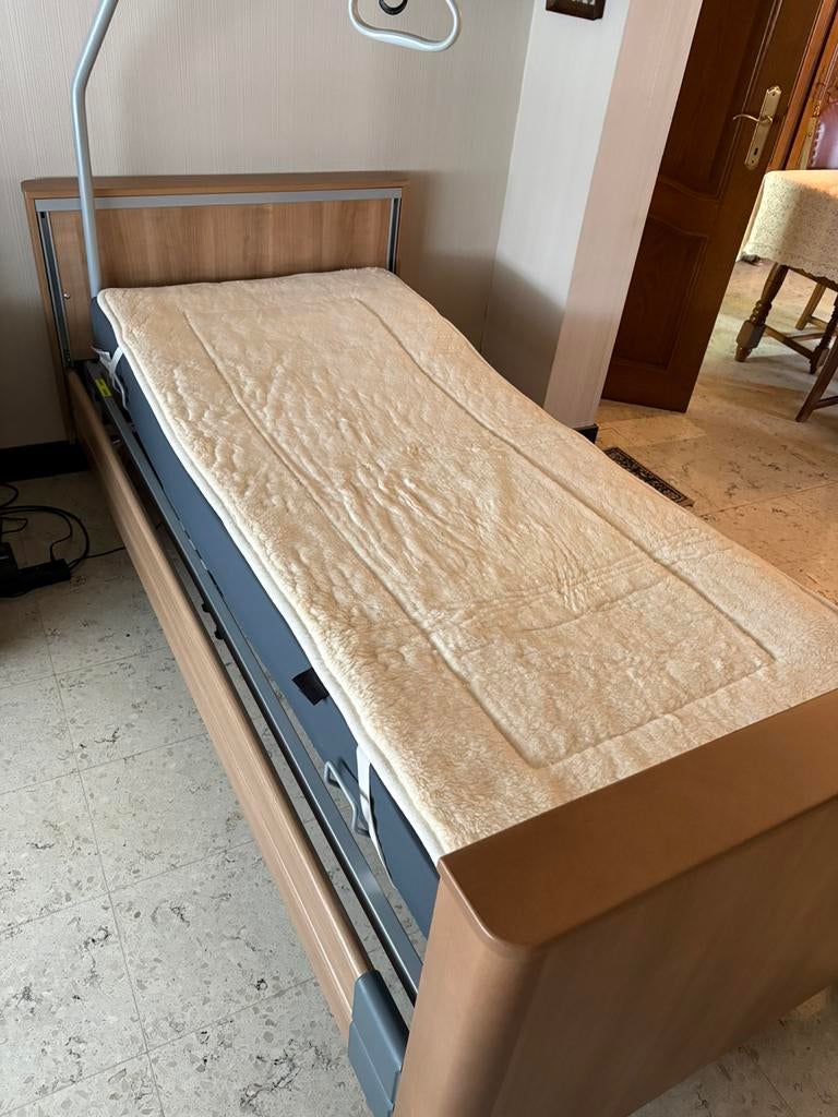 Elektrisch Ziekenhuisbed en matras, Ophalen, Zo goed als nieuw