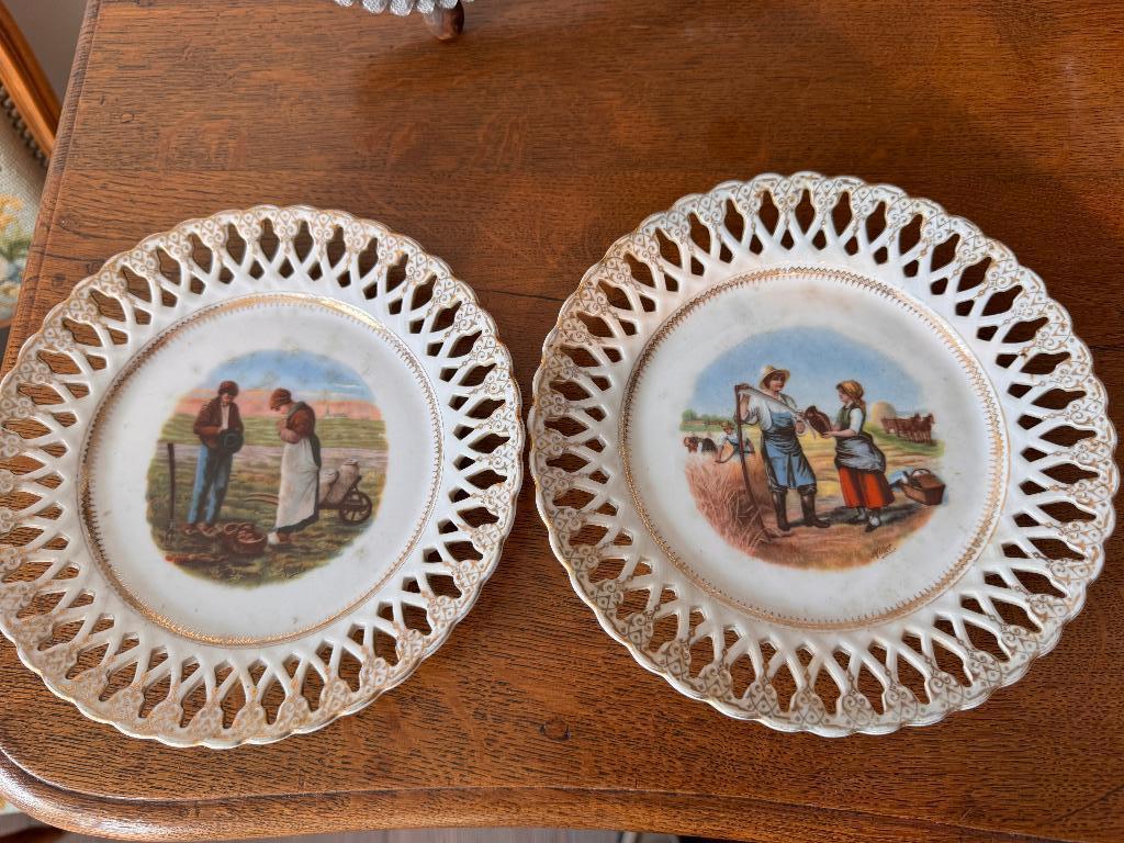 Paire d’assiettes anciennes en porcelaine, Ophalen