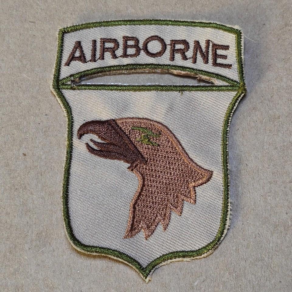 101e division aéroportée de l'armée américaine, Enlèvement ou Envoi, Armée de terre, Emblème ou Badge