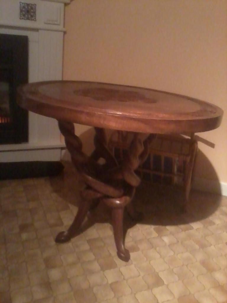 Table en bois de noyer africain (Kenya) finementsculptée, Antiquités & Art, Enlèvement