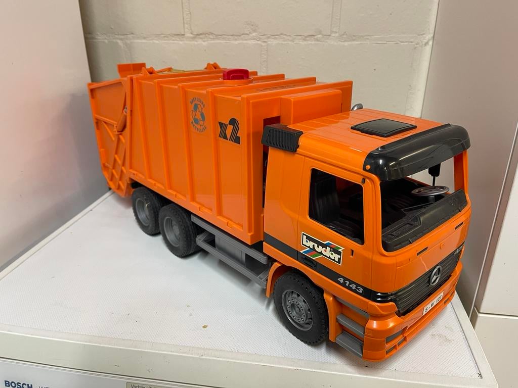 Bruder grote vuilniswagen mercedes met 2 vuilnisbakken, Kinderen en Baby's, Speelgoed |Speelgoedvoertuigen, Ophalen of Verzenden