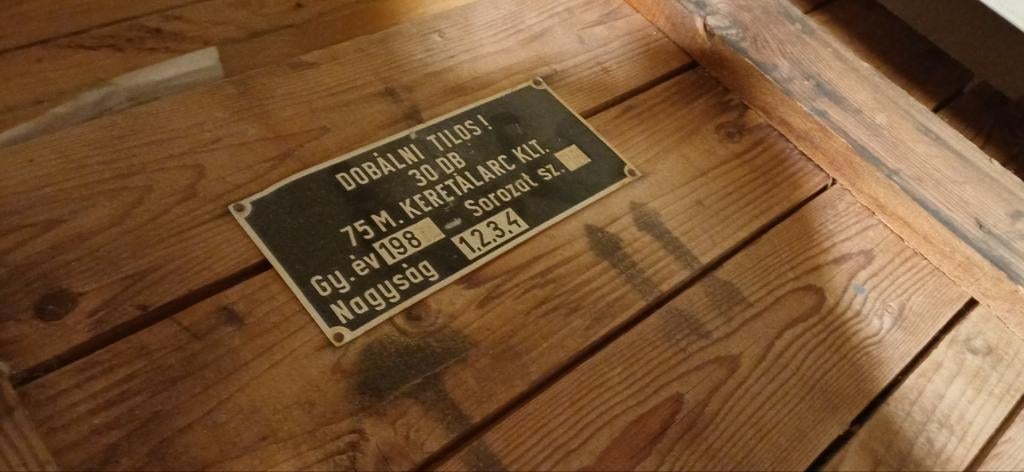 Gasmaskerbox met 19 gasmaskers, Verzamelen, Militaria | Algemeen, Ophalen