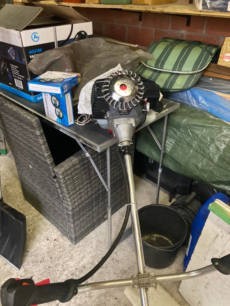 Een goede bosmaaier maar enkele keren gebruikt twee stalen, Ophalen, Zo goed als nieuw