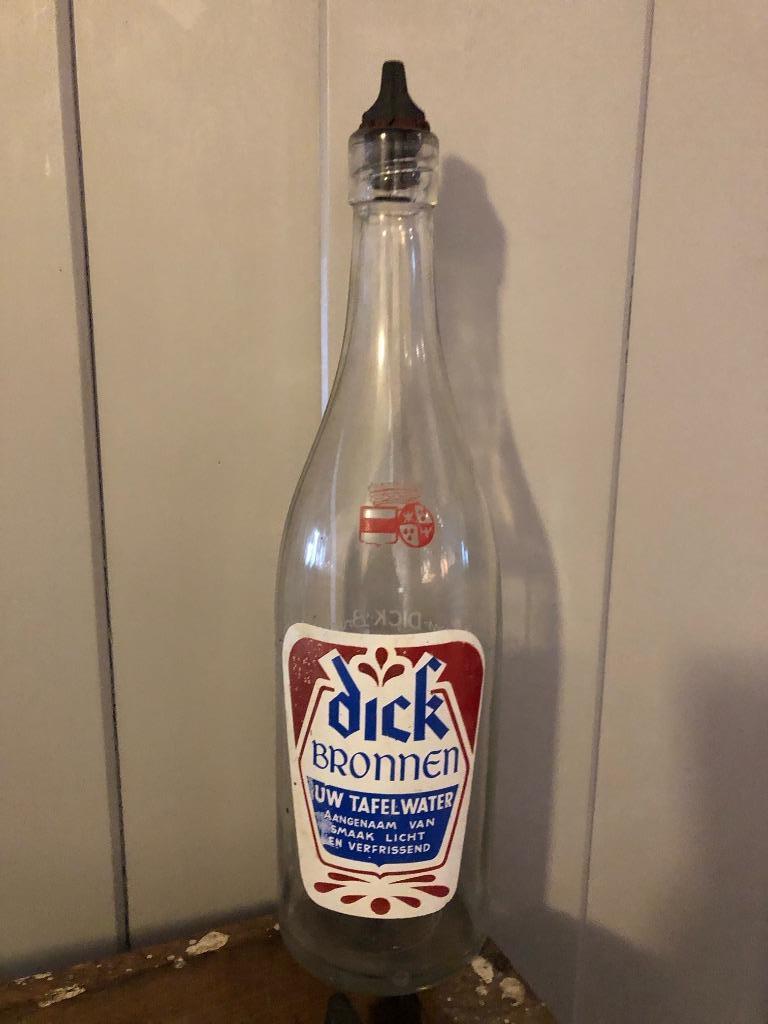 Houten krat met 8 flessen en 6 vintage glazen, Ophalen