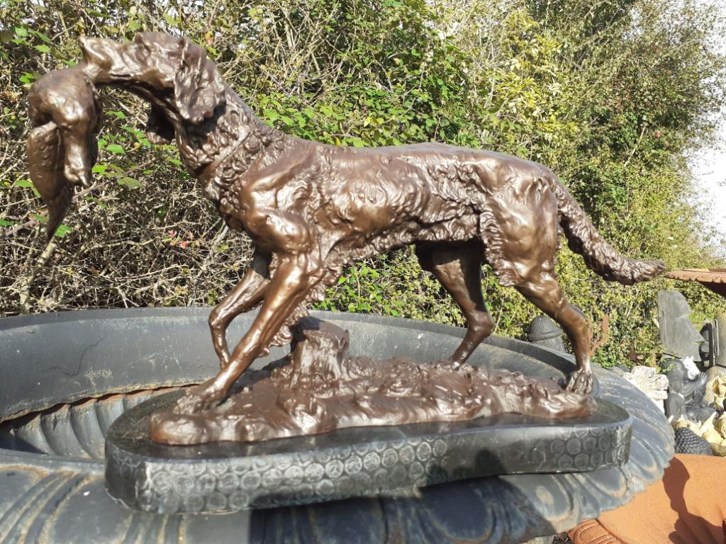 Statue en bronze signé sur socle marbre(le chien de chasse), Antiquités & Art, Enlèvement ou Envoi, Bronze