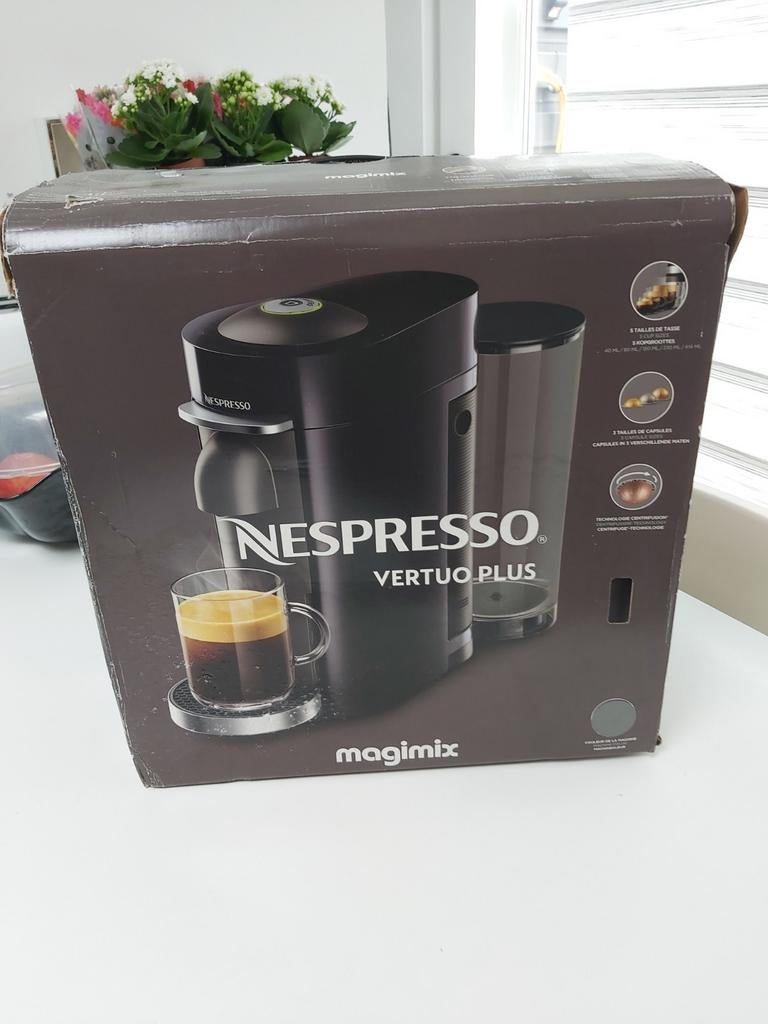 Nieuwe Nespresso Vertuo Plus, Ophalen, Espresso apparaat, Zo goed als nieuw, Koffiepads en cups