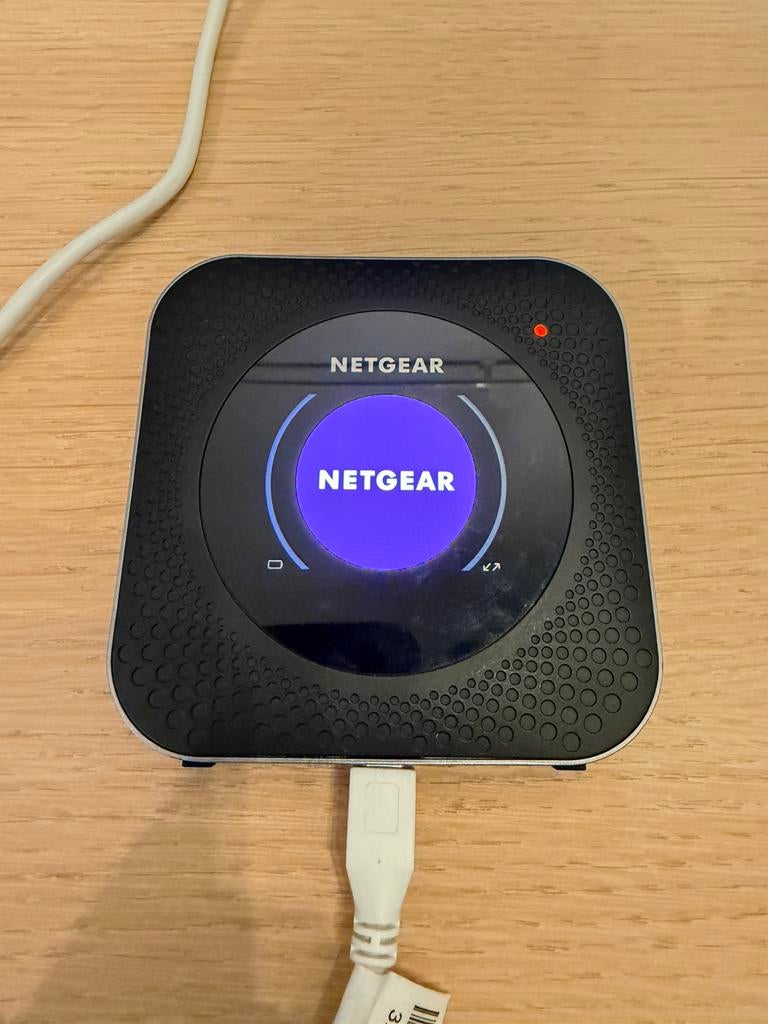 Netgear nighthawk m1 4G LTE mobiele hotspot router, Computers en Software, Routers en Modems, Ophalen, Zo goed als nieuw, Router