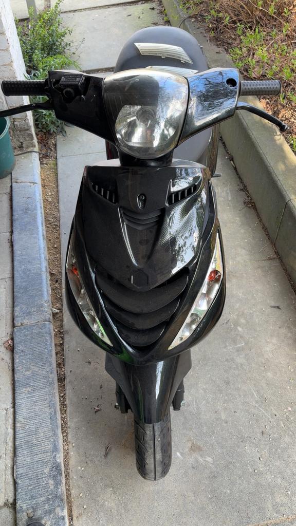 Zip 50cc 2 takt, Fietsen en Brommers, Ophalen, Zo goed als nieuw, Zip