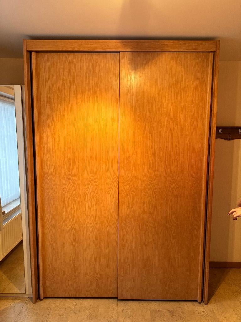 Massief houten wandkast/opbergkast met schuifwanden, Huis en Inrichting, Kasten | Kleerkasten, Ophalen, Met plank(en), 200 cm of meer