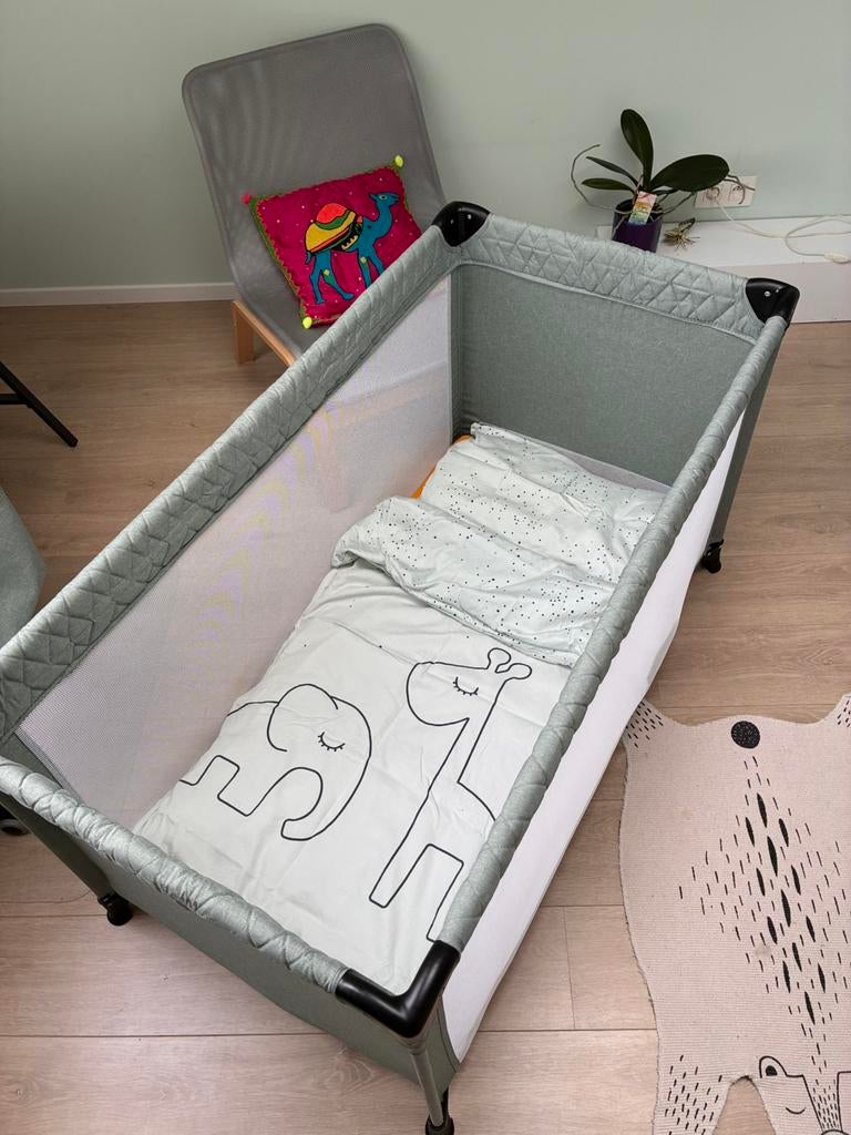 Little Dutch Reisbed + matras + dons + kussen + beddengoed, Kinderen en Baby's, Ophalen, Zo goed als nieuw