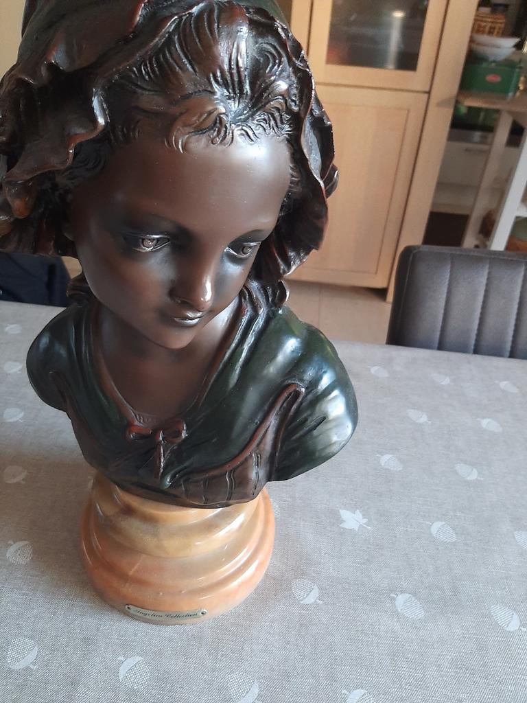 Schiderende gesculpteerde meisjesbuste op marmeren sokkel, Ophalen, Buste, Vrouw