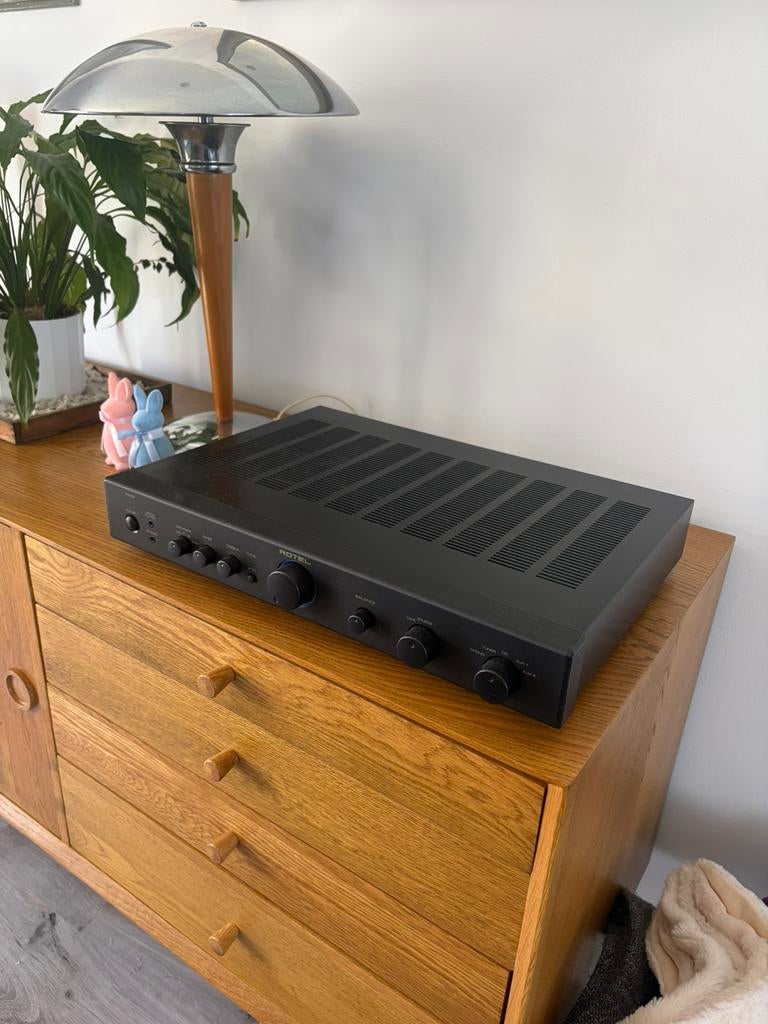 excellent amplificateur rotel, Enlèvement ou Envoi, Comme neuf