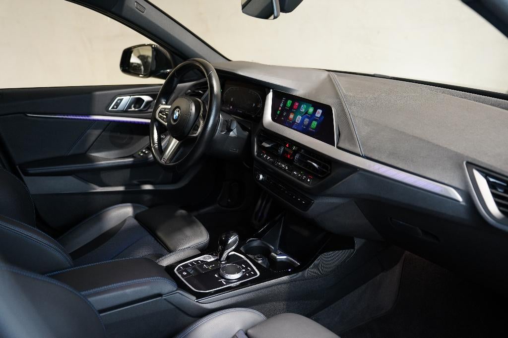 BMW 116D PACK M 50e | LED | 19' M | FULL BLACK |TVA ️, Auto's, BMW, Testrit aan huis, 1 Reeks, 1495 cc, Leder en Stof