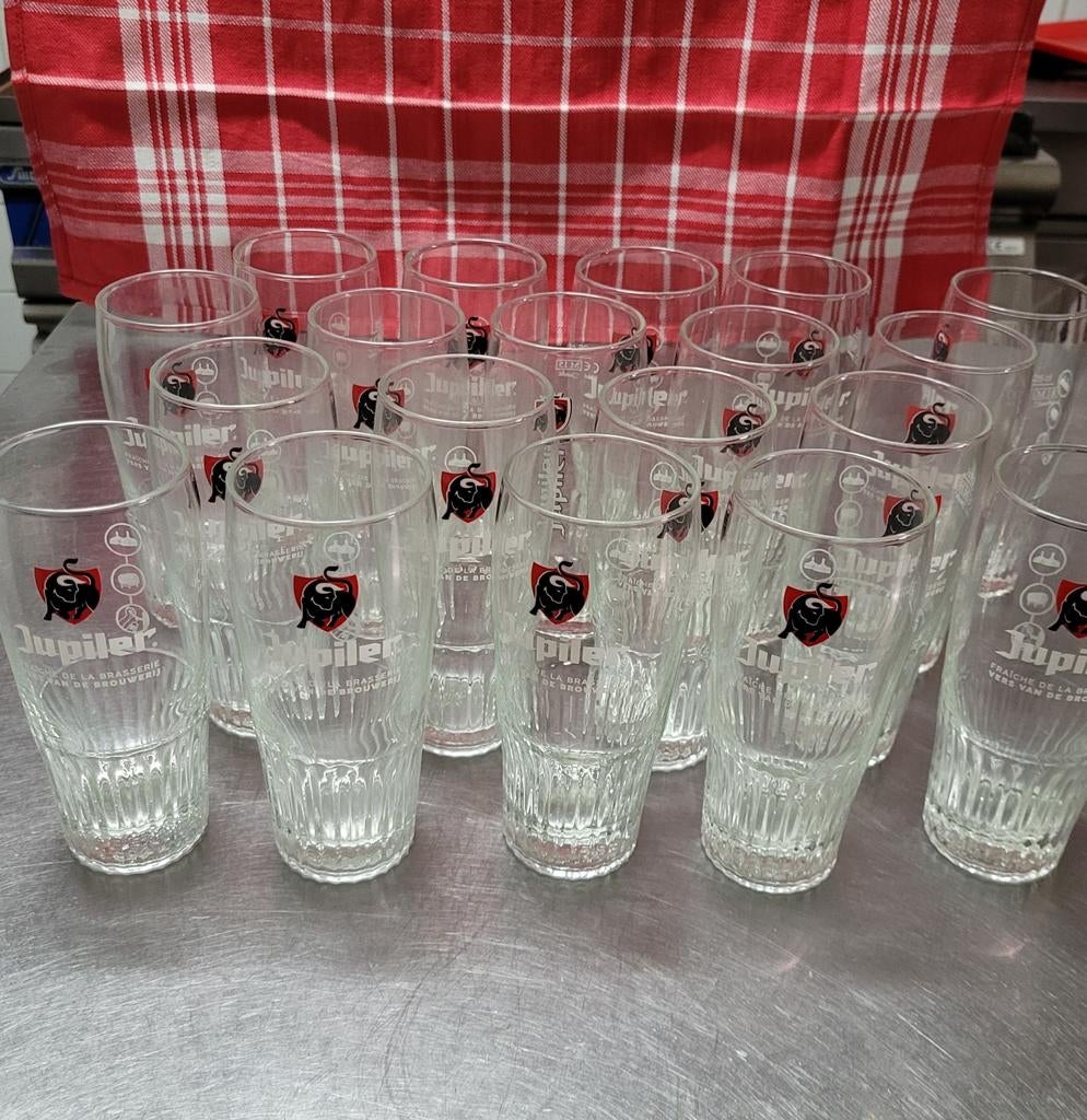 19 bier glazen Jupiler, Verzamelen, Glas en Drinkglazen, Gebruikt, Bierglas