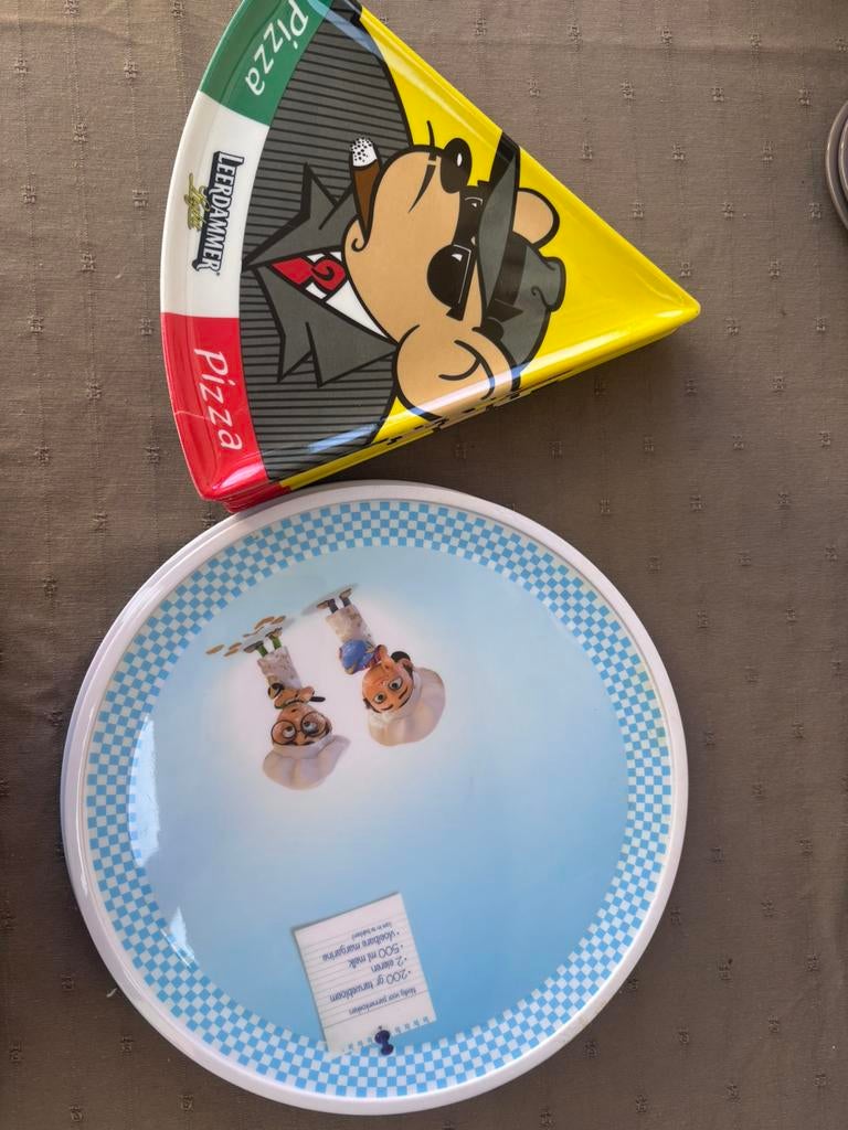 Gratis plastieken borden voor piza enz., Ophalen, Zo goed als nieuw, Bord(en)