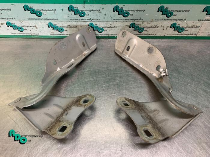 Charnière capot d'un Renault Twingo (Twingo 07-), Autos : Pièces & Accessoires, Renault, -, 3 mois de garantie, Utilisé