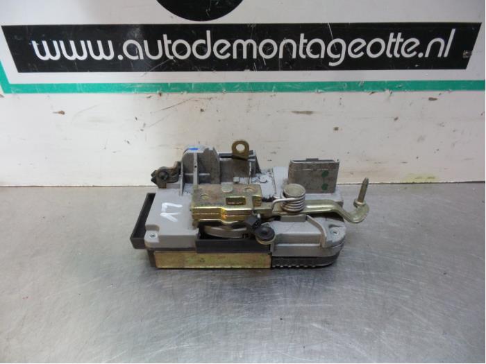 Serrure portière mécanique 4portes avant gauche d'un Peuge, -, Utilisé, -, Peugeot