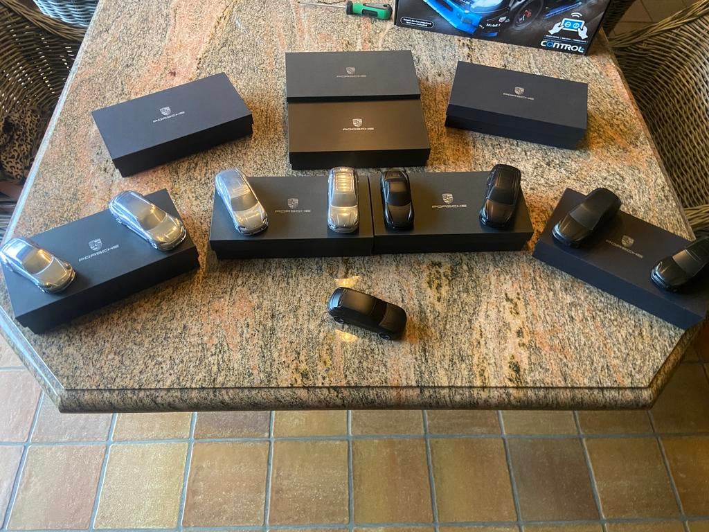 Porsche paperweight verzamelobjecten, Ophalen