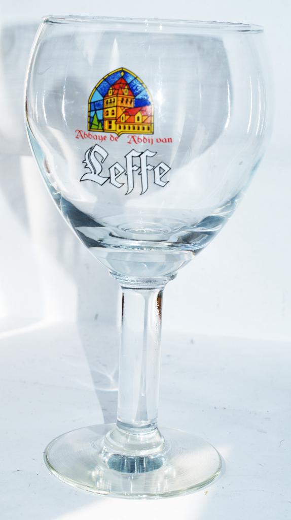 LEFFE - ancien verre calice 33 cl **** collector ****, Verzamelen, Ophalen of Verzenden, Zo goed als nieuw, Glas of Glazen, Leffe