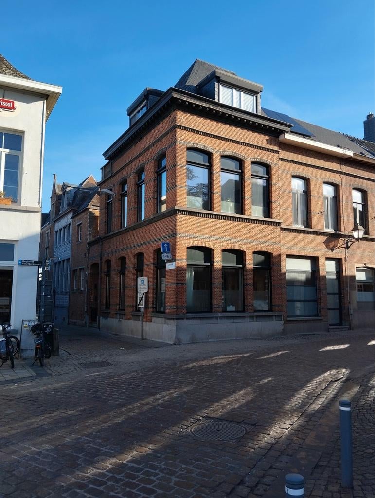 Instapklare woning aan de voet van de Zimmertoren te koop