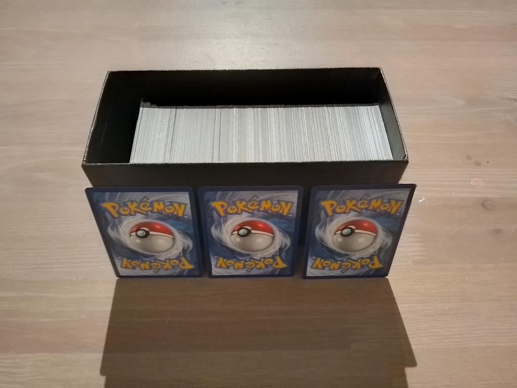 Lot van +- 500 Pokémon kaarten met doos, Ophalen of Verzenden