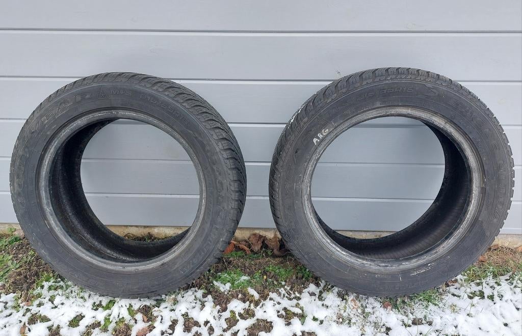 2 pneus neige Goodyear 215/55R16 93H, Autos : Pièces & Accessoires, Pneus & Jantes, Pneu(s), Pneus hiver, 16 pouces, 215 mm, Véhicule de tourisme
