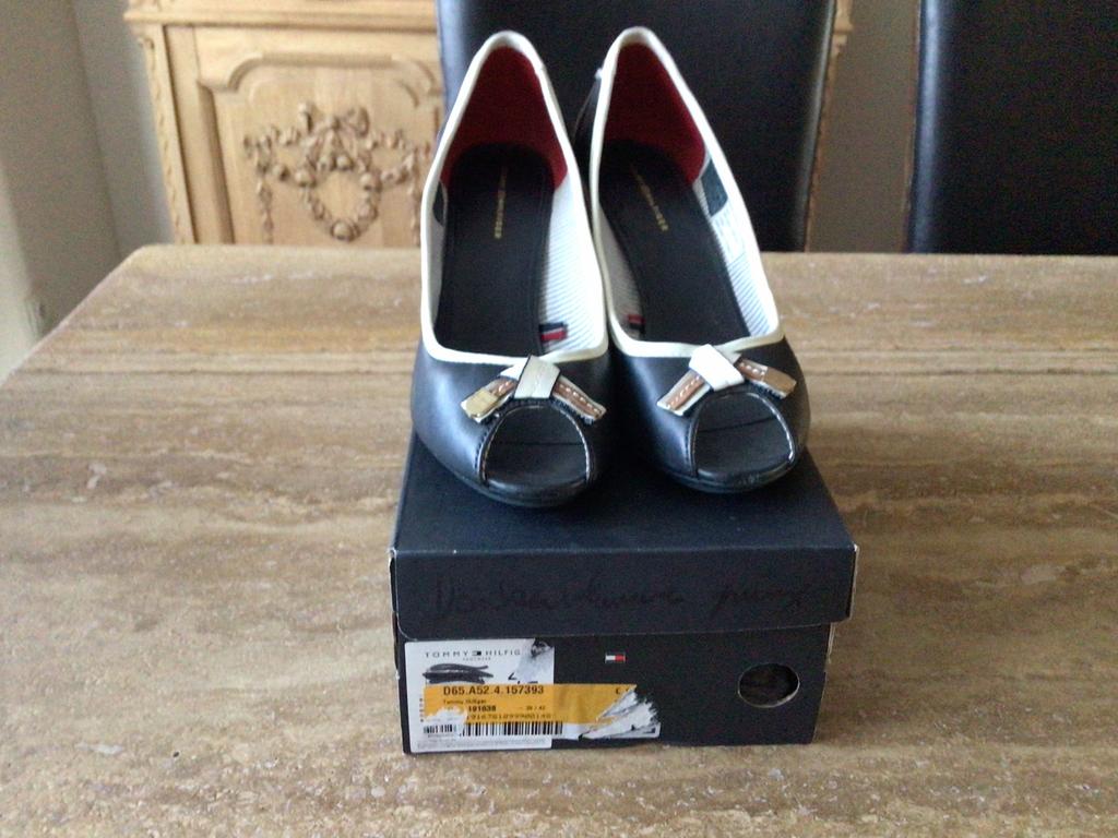Pumps Tommy Hilfiger maat 42, Kleding | Dames, Ophalen, Zo goed als nieuw, Pumps