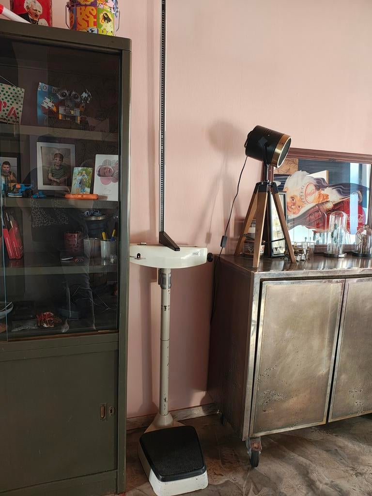 SECA vintage medische weegschaal met meter — Gemaakt in Duit, Huis en Inrichting, Lampen | Vloerlampen, Ophalen