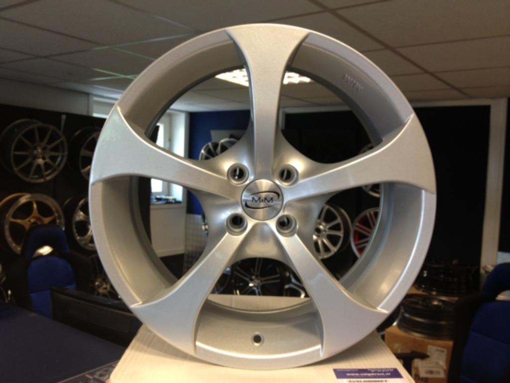 NIEUWE 17 inch 4x100 lichtmetalen aluminium sportvelgenset, Autos : Pièces & Accessoires, Pneus & Jantes, Jante(s), Pneus été