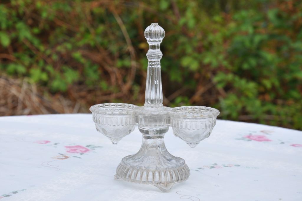 §  saleron sur pied en verre moulé, Antiquités & Art, Enlèvement ou Envoi