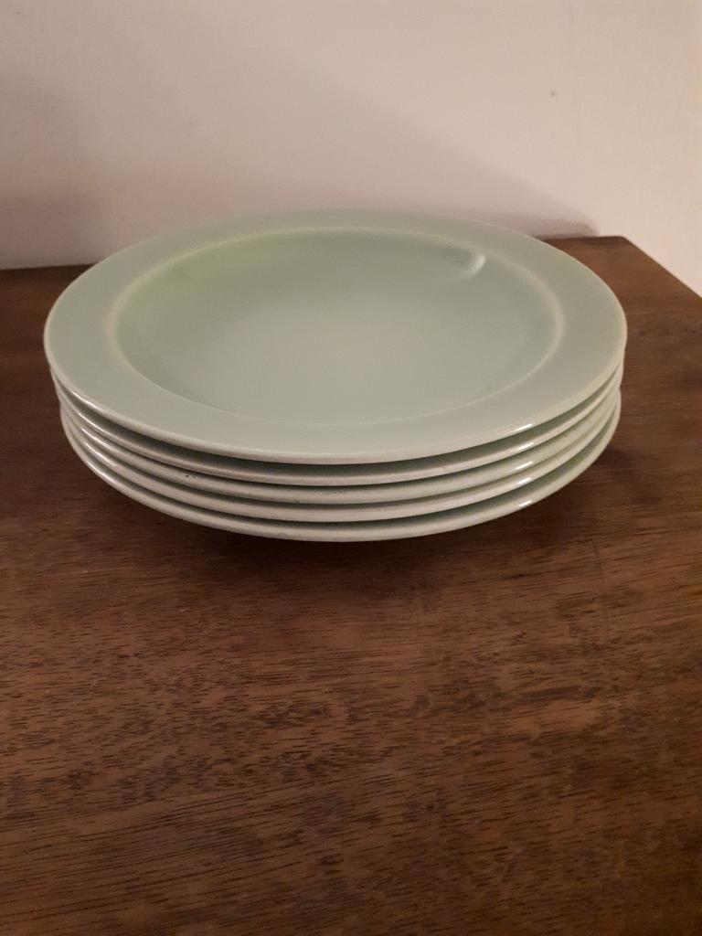 5 assiettes creuses estampillées en vert pastel | Boch, Maison & Meubles, Enlèvement ou Envoi, Comme neuf, Poterie, Assiettes(s)