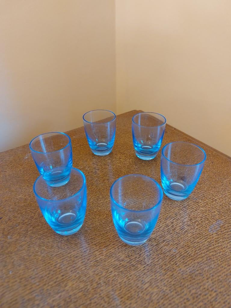 6 blauwe jeneverglaasjes, Ophalen