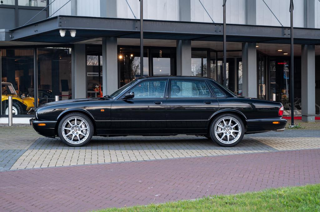 Jaguar XJR 100 4.0 Supercharged (bj 2003, automaat), Auto's, Jaguar, 4 deurs, Gebruikt, Zwart, Bedrijf