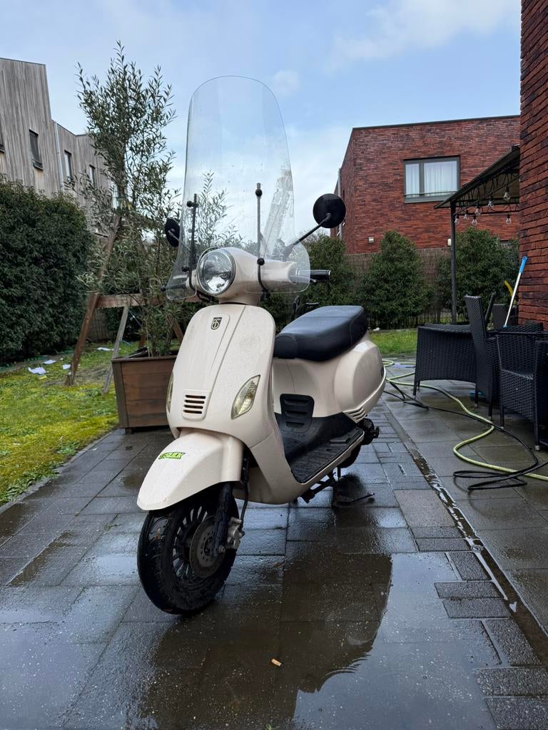 Scooter A klasse, Fietsen en Brommers, Ophalen, Zo goed als nieuw, Benzine