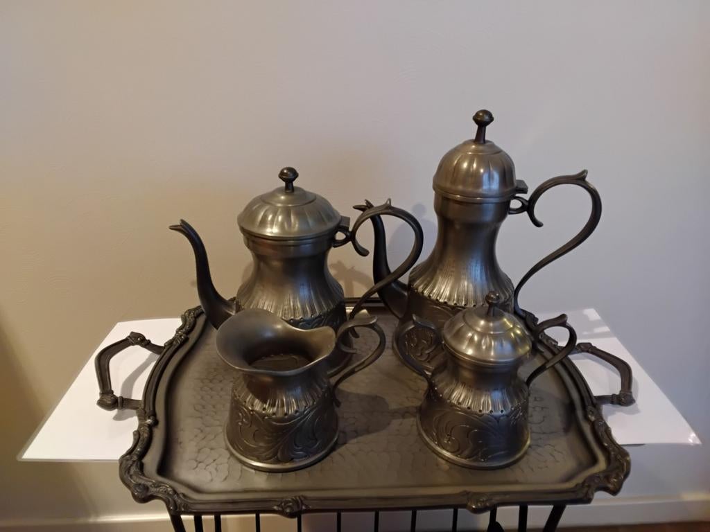 antiek of vintage tinnen koffie- en theeservies op dienblad., Antiek en Kunst, Ophalen