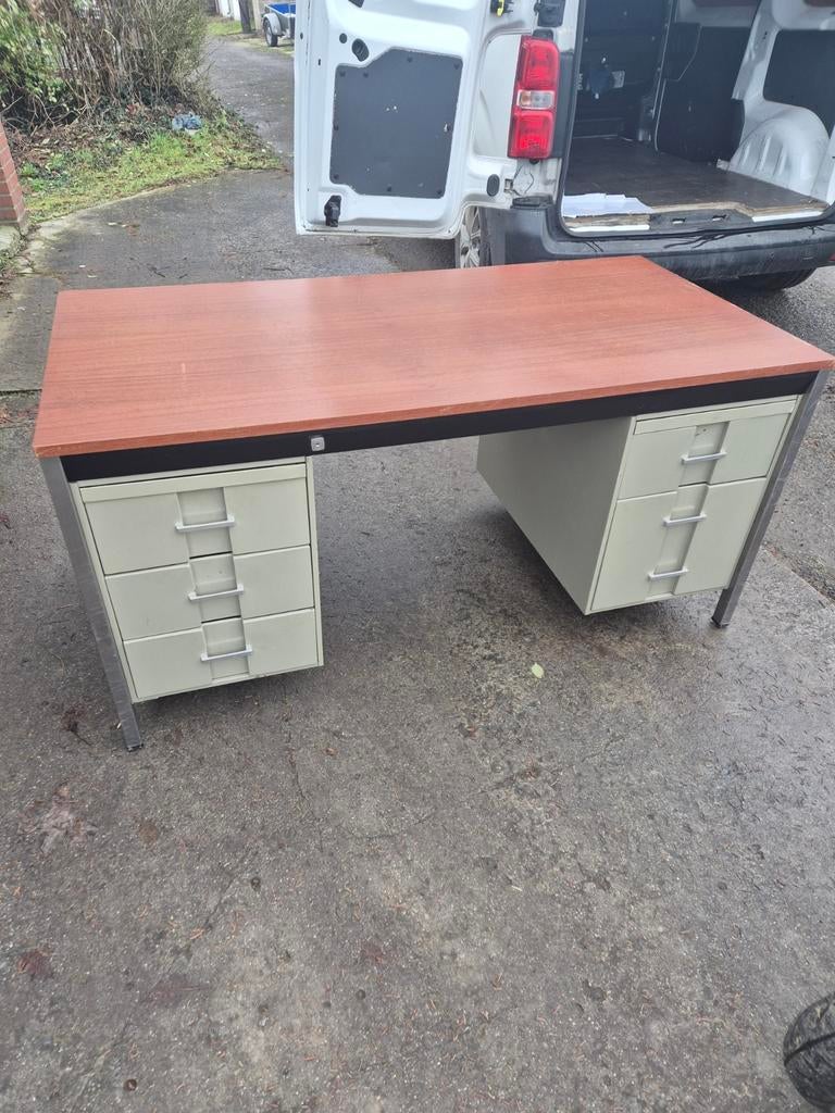 A vendre  2 bureau  mewaf métal avec tiroir, Ophalen