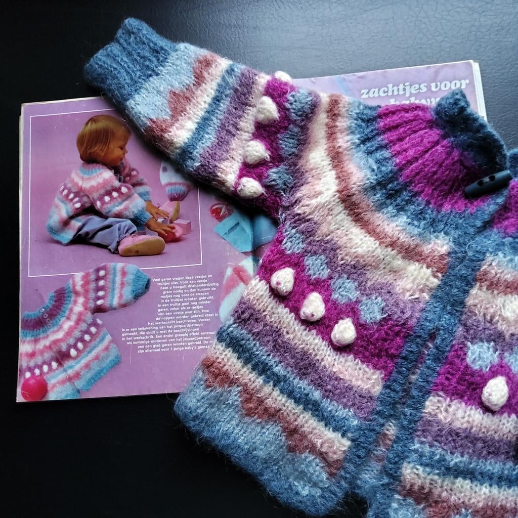 Kindertruitje. Handwerk. Leeftijd: vanaf 4 jaar., Enlèvement ou Envoi, Comme neuf