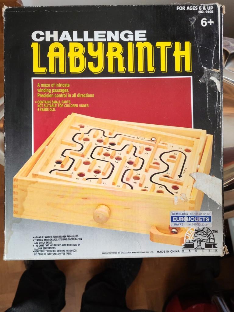 Jeu d'adresse en bois avec une bille