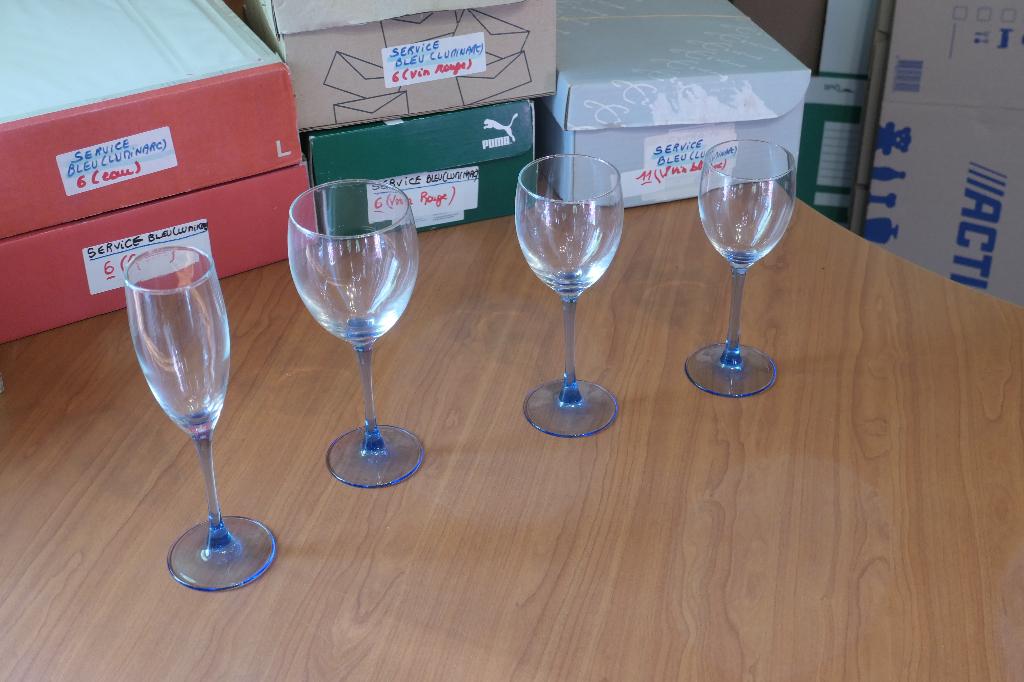 Service de 47 verres à pied bleu LUMINARC, Maison & Meubles, Enlèvement, Comme neuf, Verre, Verre ou Verres