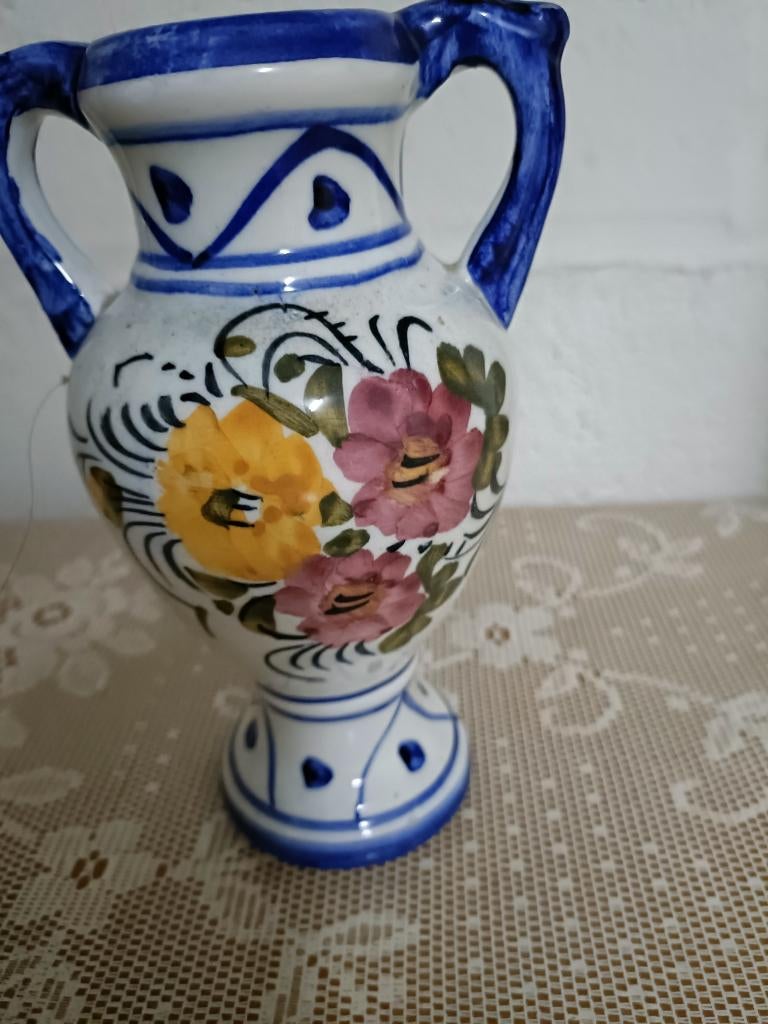 Vase en céramique bleu et blanc — Décoré de fleurs colorées, Antiquités & Art, Enlèvement