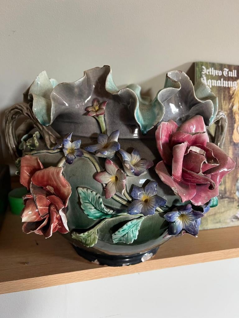 Vaas/kom in keramiek met gesculpteerd bloemmotief, Huis en Inrichting, Woonaccessoires | Kransen, Ophalen