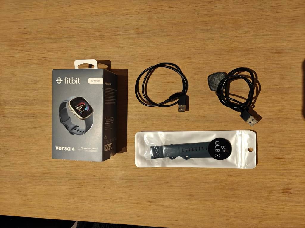 Fitbit Versa 4, Handtassen en Accessoires, Smartwatches, Ophalen