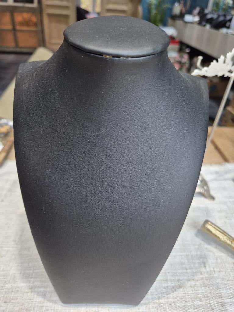 18 zwarte bustes om juwelen te presenteren, Ophalen