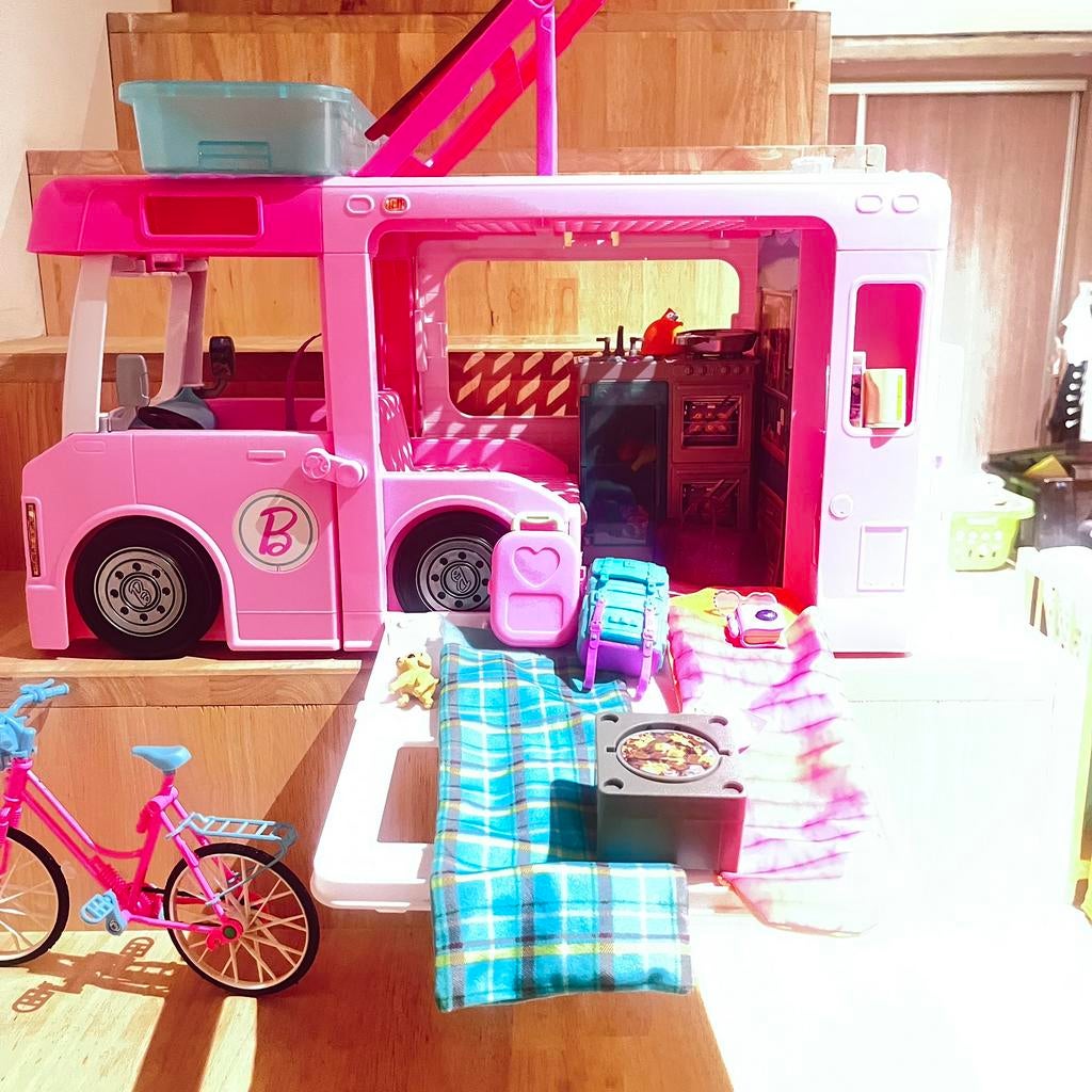 Mobielhome + fiets + kampeerspullen +barbie’s, Kinderen en Baby's, Ophalen, Zo goed als nieuw