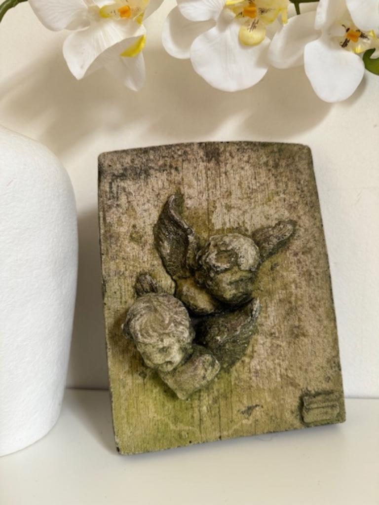 Assiette à motif en béton avec 2 adorables anges Cupidon, Antiquités & Art, Enlèvement ou Envoi