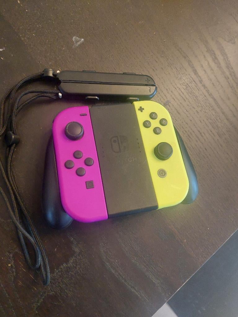 Nintendo Switch Joy-Cons  + Oplaadbare Joy-Con Grip, Games en Spelcomputers, Spelcomputers | Nintendo Consoles | Accessoires, Ophalen