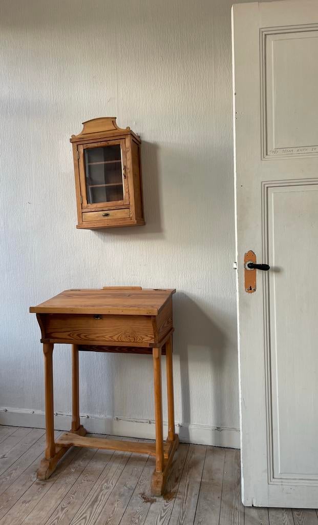 Lessenaar en kastje, Ophalen