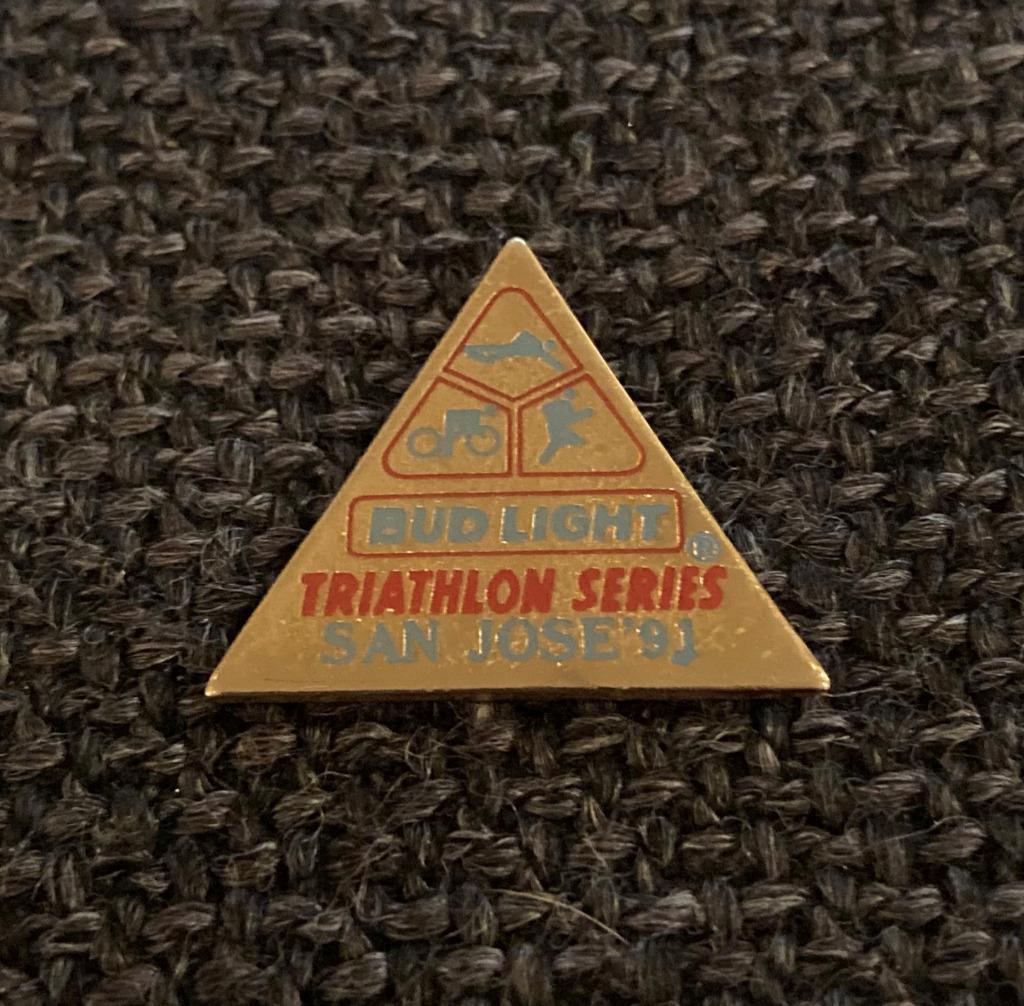PIN - TRIATHLON SERIES - BUD LIGHT, Verzamelen, Verzenden, Gebruikt, Sport, Speldje of Pin