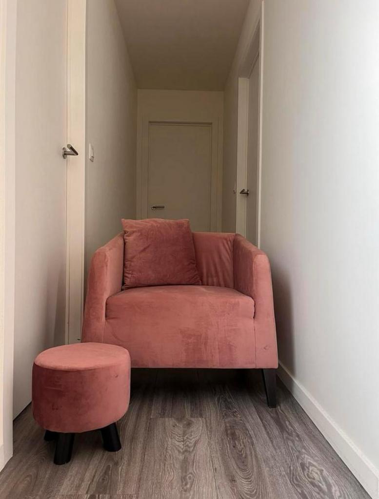Recor Fauteuil met poefje velours roze, Huis en Inrichting, Fauteuils, Gebruikt, Stof, 125 cm of meer, Minder dan 75 cm, Ophalen